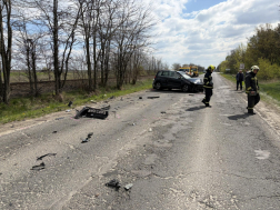 A tűzoltók áramtalanították a gépkocsikat