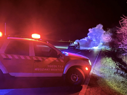 Az oltást követően a tűzoltók visszahűtötték a felmelegedett fém alkatrészeket