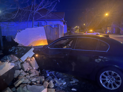 Árokba hajtott, majd kerítésnek csapódott egy személygépkocsi Törtelen