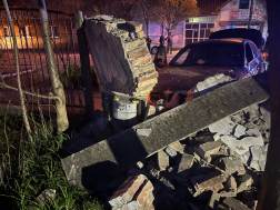 A tűzoltók áramtalanították a gépkocsit