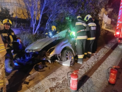 Árokba hajtott, majd hídpillérnek ütközött egy gépkocsi