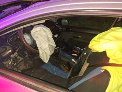 A tűzoltók áramtalanították a gépkocsit