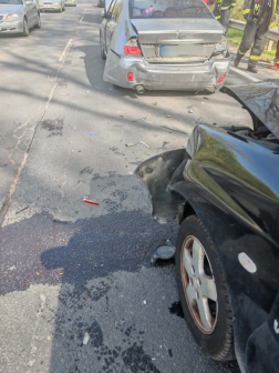 A tűzoltók áramtalanították a gépkocsikat