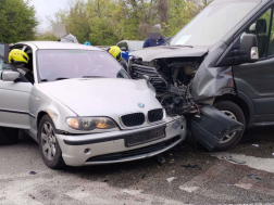 Az összetört autók forgalmi akadályt okoztak