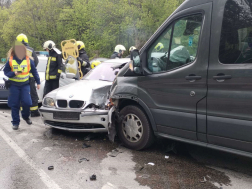 A gödöllői hivatásos tűzoltók áramtalanították a járművet