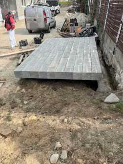 Munkagép segítségével a falat felemelték