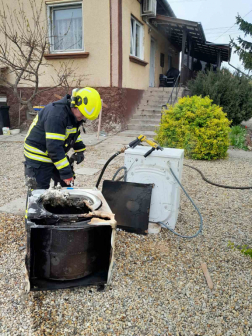 A nagykátai hivatásos és a helyi önkéntes tűzoltók megakadályozták a lángok továbbterjedését