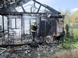 A tűzoltók több vízsugár segítségével oltották el a lángokat