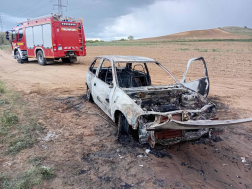 Az autó már teljes egészében égett