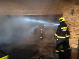 A garázsban berendezési tárgyak és egyéb eszközök égtek