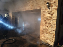 A tűzoltók átvizsgálták a kiégett garázst