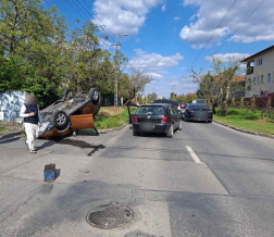 Az ütközés következtében az egyik autó felborult