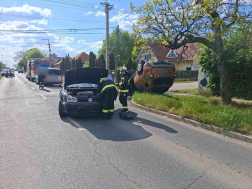 A felborult autó forgalmi akadályt okozott