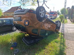 A tűzoltók áramtalanították a gépkocsikat