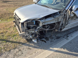 Két személygépkocsi és egy teherautó ütközött össze