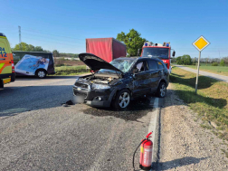A tűzoltók áramtalanították a gépkocsikat