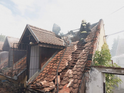 Hatvan négyzetméteres épület égett