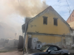 A tűzoltók több vízsugár segítségével oltották el a lángokat