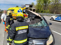 A tűzoltók áramtalanították a gépkocsikat