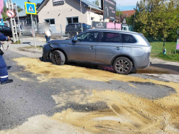 Teherautó és egy személygépkocsi ütközött össze