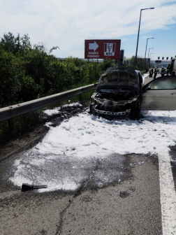 Menet közben kapott lángra a személyautó