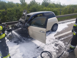 Az oltást követően a tűzoltók visszahűtötték a felmelegedett fém alkatrészeket