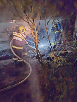 A tűz fő-és melléképületet is veszélyeztetett