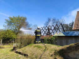 Hatvan négyzetméteres melléképület kapott lángra