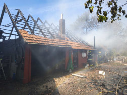 Teljes egészében égett a melléképület