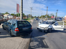 Két személygépkocsi ütközött össze