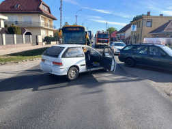 Az összetört gépkocsik forgalmi akadályt okoztak