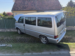 Kisbusz és egy személygépkocsi ütközött össze 