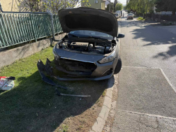 A tűzoltók áramtalanították a gépkocsit