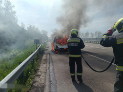 Gépkocsi égett Ceglédbercel közelében