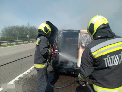 Menet közben tűz keletkezett egy gépkocsi motorterében 