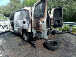 Mire a tűzoltók a helyszínre érkeztek, az autó már teljes egészében égett