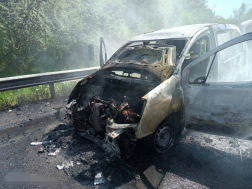 Gépkocsi égett Ceglédbercel közelében