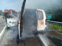 Gépkocsi égett Ceglédbercel közelében