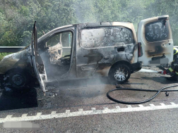 Gépkocsi égett Ceglédbercel közelében