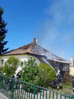 A ház tetőszerkezete és a hozzá épített terasz kapott lángra