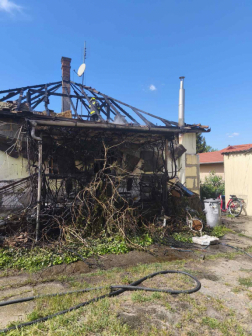 A tűzoltók átvizsgálták a leégett épületet