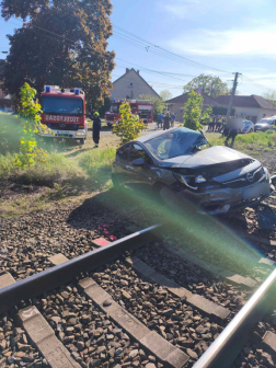 Két mozdonyból álló szerelvény ütközött az autónak