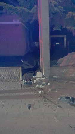 Kerítésnek és villanyoszlopnak ütközött egy gépkocsi
