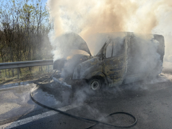 Kigyulladt egy kisbusz az M5-ös autópályán