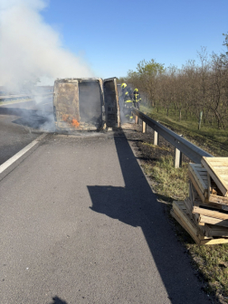 Menet közben kapott lángra a kisbusz