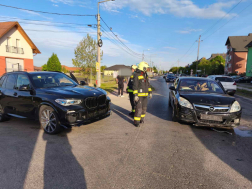 A tűzoltók áramtalanították a járműveket