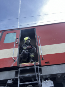 Nyílt vasúti pályán egy vasúti mérőkocsi motorterében keletkezett tűz 