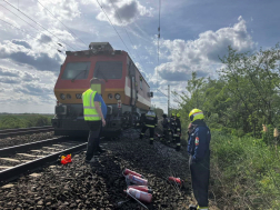 Nyílt vasúti pályán egy vasúti mérőkocsi motorterében keletkezett tűz 