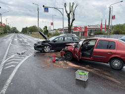 Két személygépkocsi ütközött össze