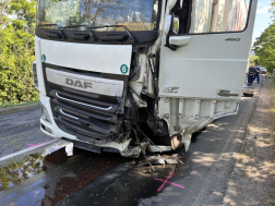 Egy tehergépkocsi és egy személyautó ütközött